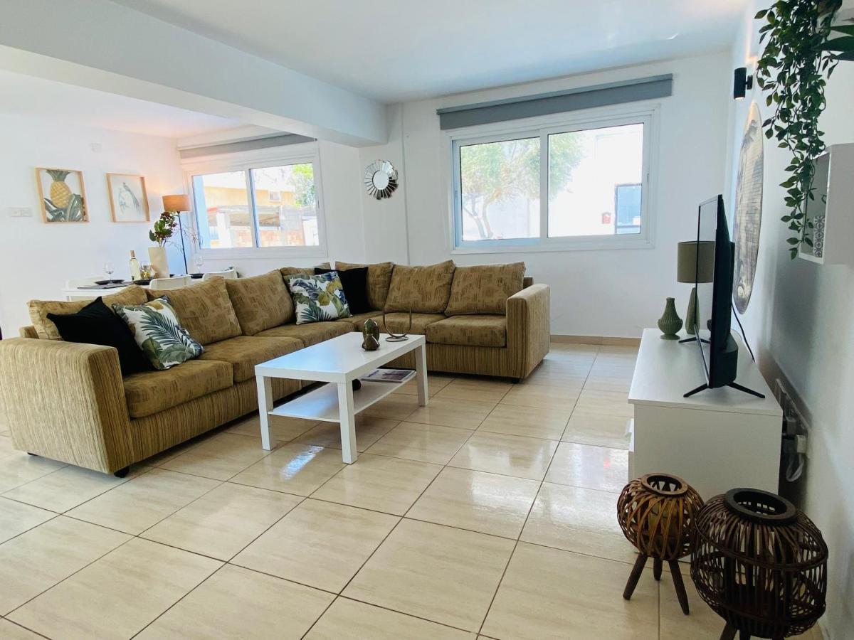 Serena'S 2-Br Apartment In Larnaka Exterior foto
